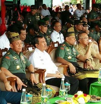 Panglima TNI Pakai Tanjak Bupati Syamsuar dan Gubri Tidak
